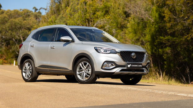 MG HS Plus EV 2023 front 3/4 (far)