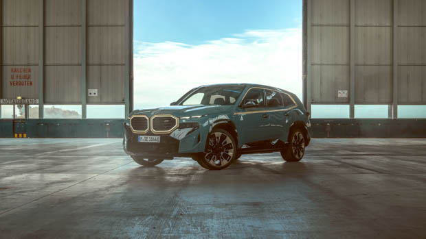 2023 BMW XM static front 3/4
