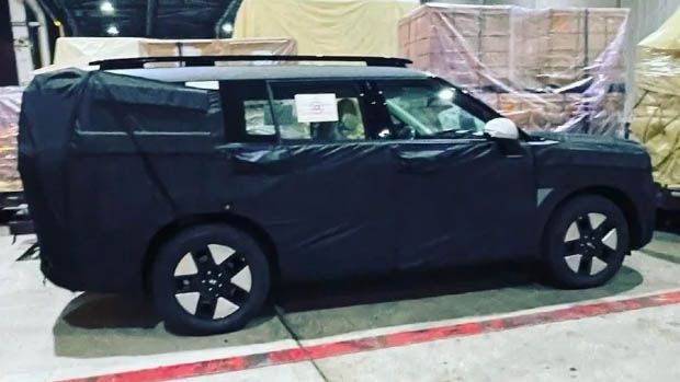 Hyundai Santa Fe 2022 side shot spy image