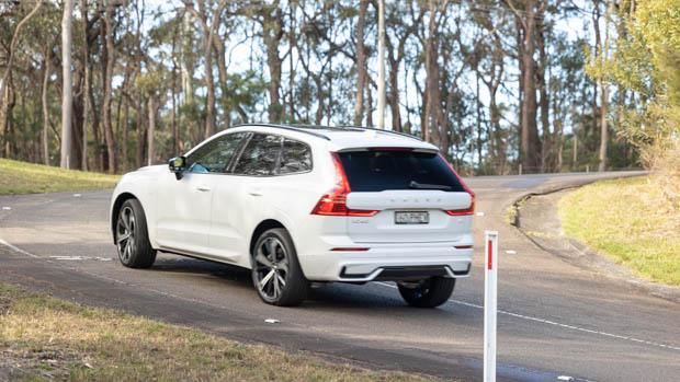 Volvo XC60 Recharge PHEV 2022 driving rear