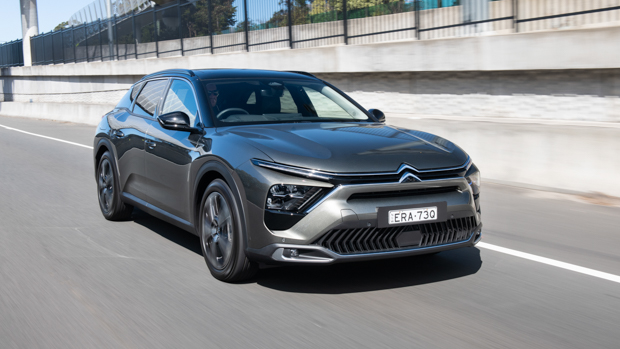 Citroen C5 X 2022 driving highway
