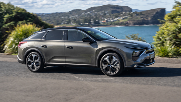 Citroen C5 X 2022 driving