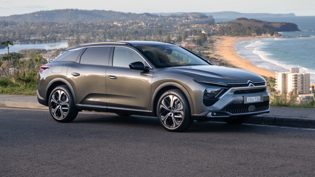 Citroen C5 X 2022 front background