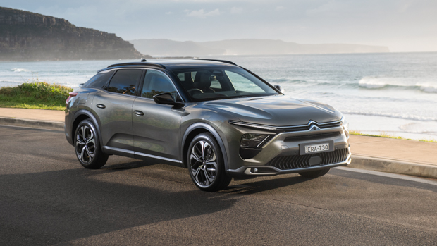 Citroen C5 X 2022 front 3/4 beach