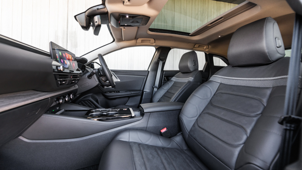 Citroen C5 X 2022 front seats