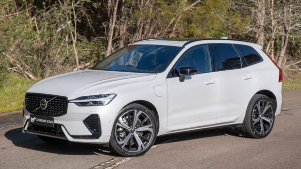 Volvo XC60 Recharge PHEV 2022 front 3/4 close up 2