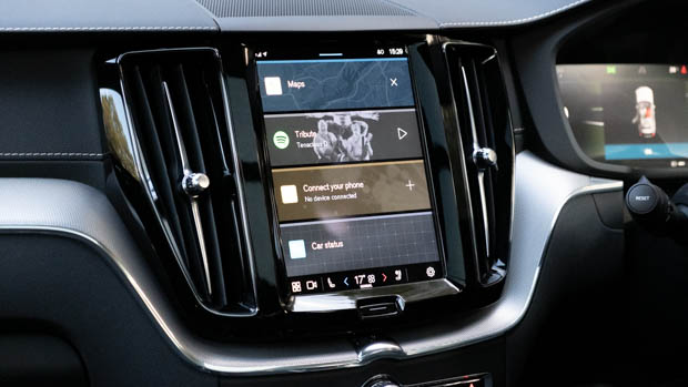 Volvo XC60 Recharge PHEV 2022 touchscreen