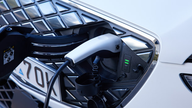 Genesis Electrified GV70 2023 charging plug