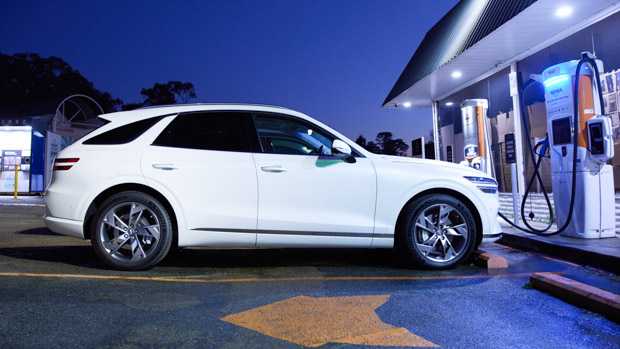 Genesis Electrified GV70 2023 charging white