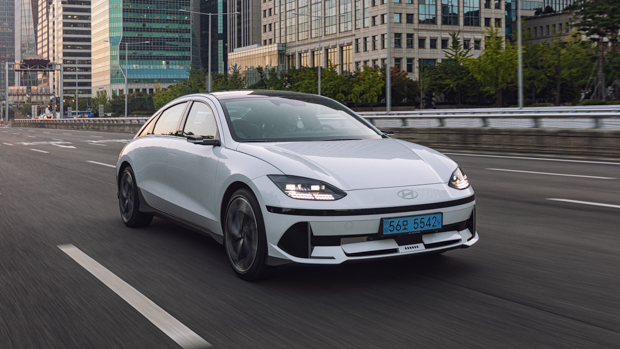Hyundai Ioniq 6 2023 driving