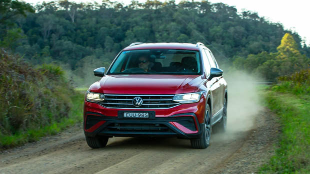 Tiguan Allspace Adventure 2023 driving front 3/4
