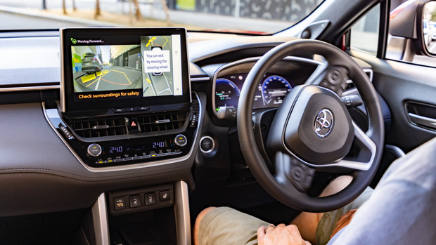 Toyota Corolla Cross Atmos AWD hybrid 2023 parking