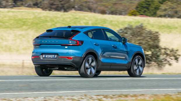 Volvo C40 2023 fjord blue driving