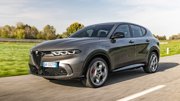 Alfa Romeo Tonale PHEV Q4 2023 driving 2