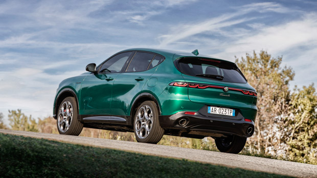 Alfa Romeo Tonale PHEV Q4 2023 rear 3/4 hill