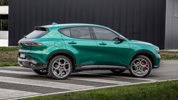 Alfa Romeo Tonale PHEV Q4 2023 rear 3/4