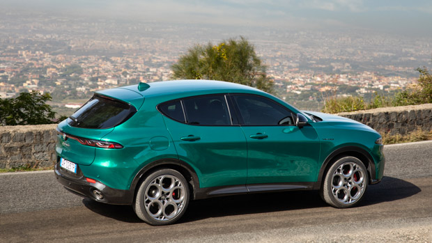Alfa Romeo Tonale PHEV Q4 2023 driving hills side