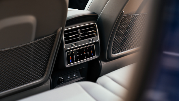 Audi SQ7 2022 interior rear centre console