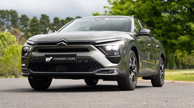 Citroen C5 X 2023 front 3/4 close