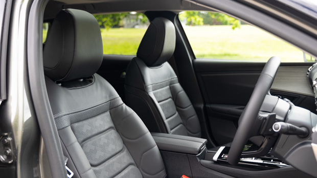 Citroen C5 X 2023 interior front seats