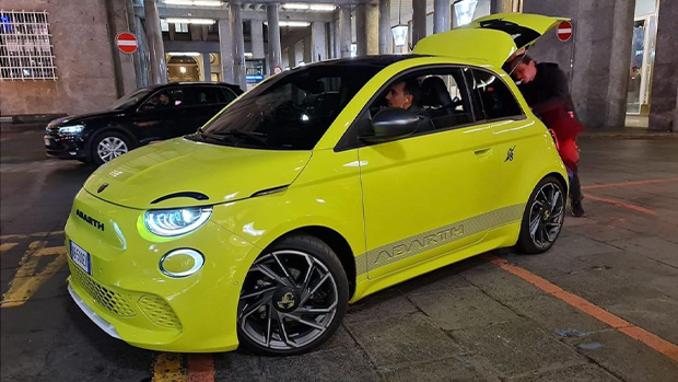 Abarth 500 EV 2023 leak front 3/4