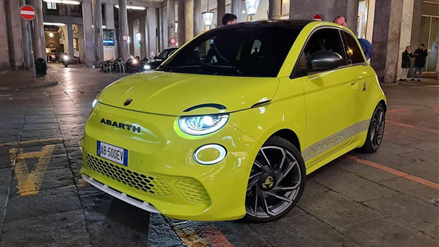 Abarth 500 EV 2023 leak front 3/4 2