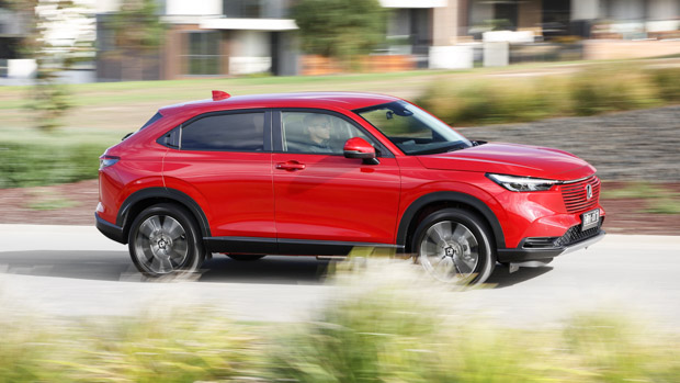 Honda HR-V Vi-X 2022 front 3/4 driving town 2