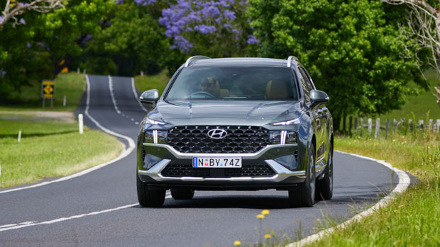 Hyundai Santa Fe Hybrid Highlander 2023 front 3/4 driving