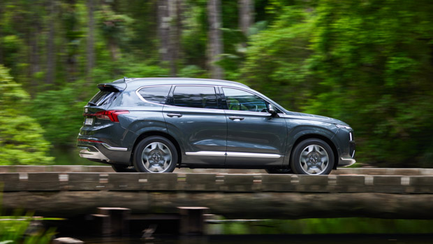 Hyundai Santa Fe Hybrid Highlander 2023 driving bridge