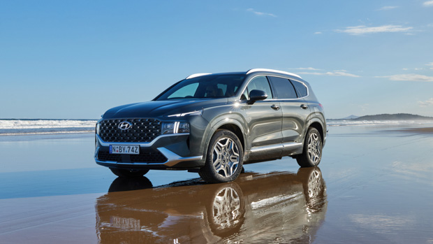 Hyundai Santa Fe Hybrid Highlander 2023 front 3/4 sand