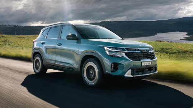 Kia Seltos GT Line 2023 front 3/4 driving