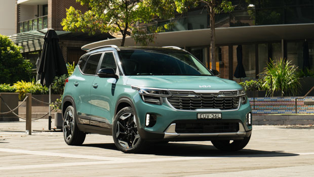 Kia Seltos GT Line 2023 front 3/4