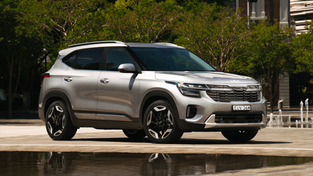 Kia Seltos GT Line 2023 front 3/4