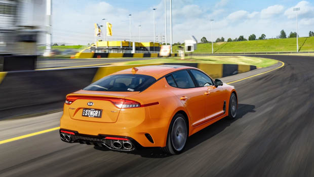 Kia Stinger GT 2021 orange on track
