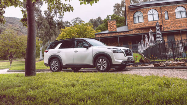 Nissan Pathfinder Ti 2023 front 3/4 hill