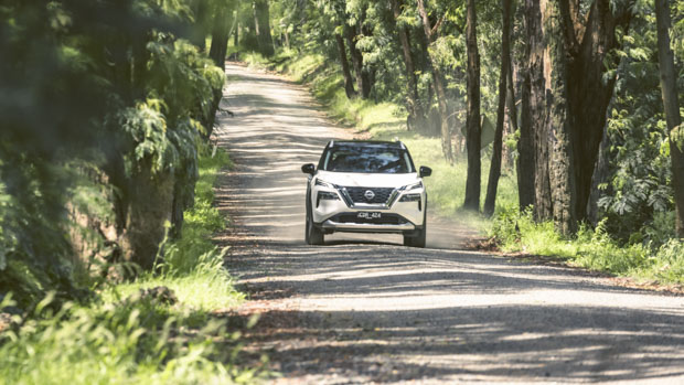 Nissan X-Trail Ti-L 2023 front driving dirt