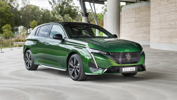 Peugeot 308 GT Premium 2023 front 3/4