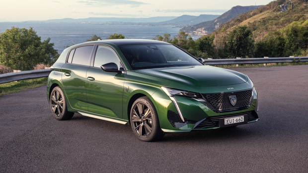 Peugeot 308 GT Premium 2023 front 3/4 2