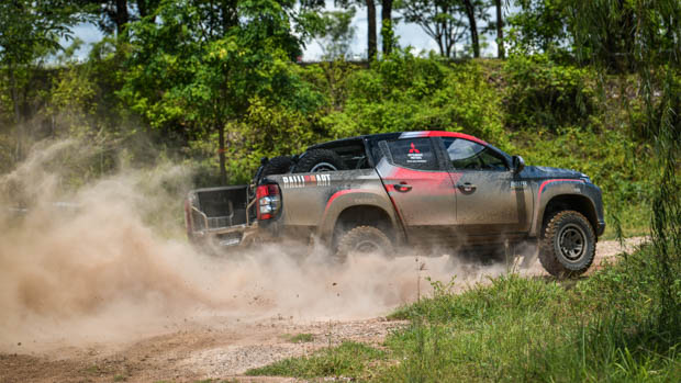 Mitsubishi Triton Ralliart 2022 dirt drift