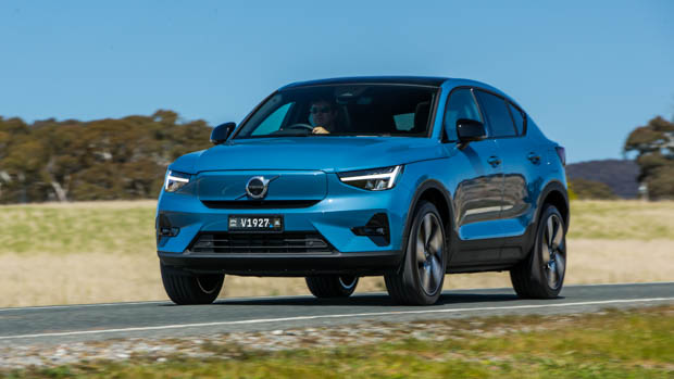 Volvo C40 Recharge 2022 driving front 3/4