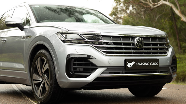 Volkswagen Touareg 210TDI R-Line 2022 front 3/4 close