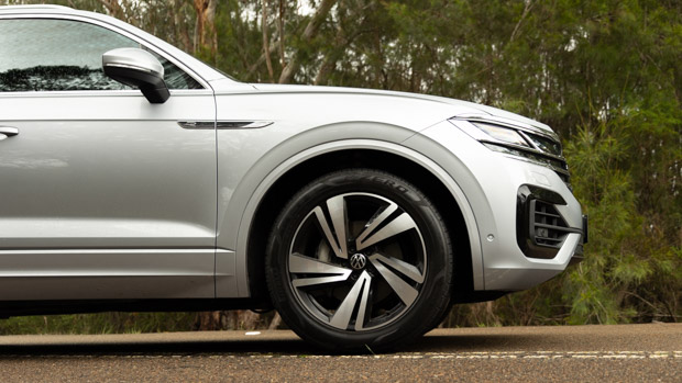 Volkswagen Touareg 210TDI R-Line 2022 front side close