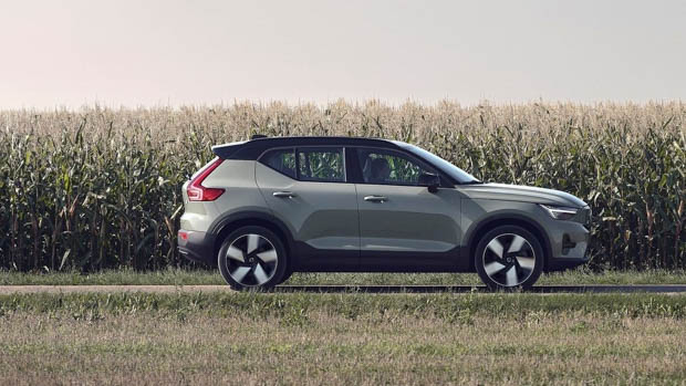 Volvo XC40 Recharge 2023 side profile 2
