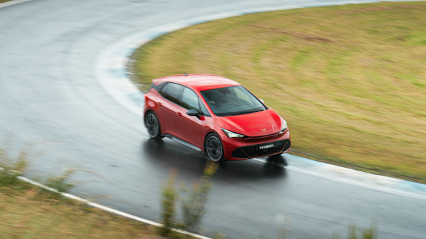 Cupra Born 2023 driving