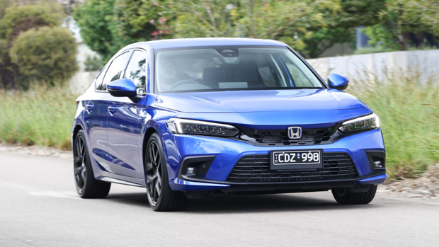 Honda Civic eHEV 2023 front 3/4 suburbs