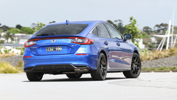 Honda Civic eHEV 2023 rear 3/4 suburbs 2