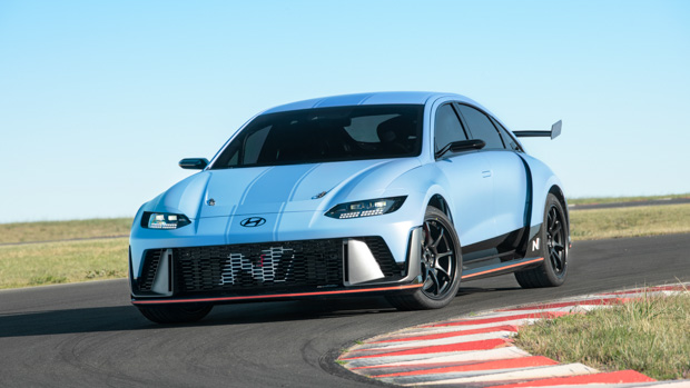 Hyundai RN22e 2023 front 3/4 track close