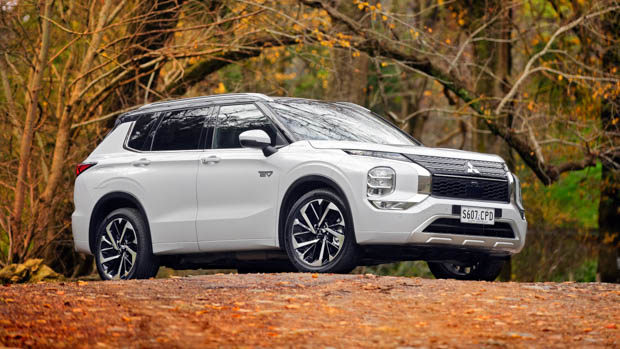 Mitsubishi Outlander PHEV 2022 front 3/4