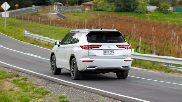 Mitsubishi Outlander PHEV 2022 rear 3/4