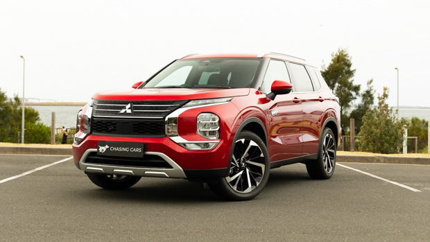 Mitsubishi Outlander PHEV Aspire LT 2022 front 3/4